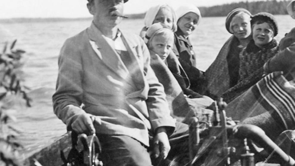 Ville Kasanen på Midsommarutfärd till Sälgrund år 1933. Fru Kasanen längst bak till vänster i vit huvudduk och dottern Lea i basker längst bak till höger.