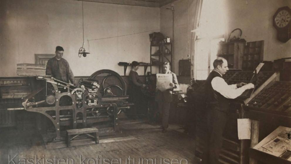 Tryckeriet år 1919. Artur Jacklin i mitten med Kaskö Tidning i handen. Tryckeriet år 1919. Artur Jacklin i mitten med Kaskö Tidning i handen.