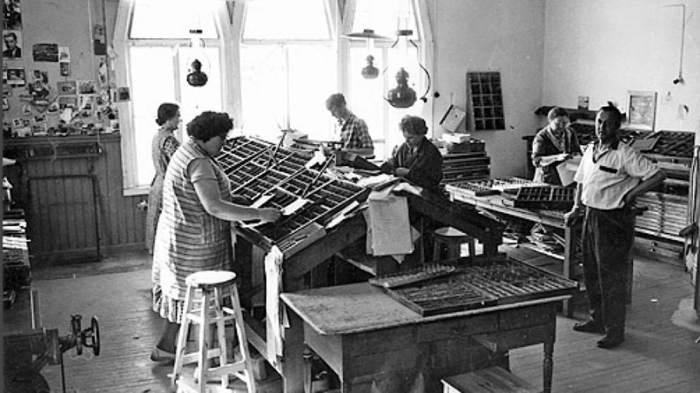Handsättning på tryckeriet år 1961. Handsättning på tryckeriet år 1961.